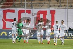 3. Liga - FSV Zwickau - FC Ingolstadt 04 - Die Schanzer motivieren sich, gratulieren. Im Hintergrund steht EGAL