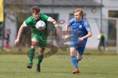 Kreisliga - Saison 2023/24 -  SV Hundszell - SV Denkendorf - Matthias Pickl grün Denkendorf - Paul Amann blau Hundszell - Foto: Meyer Jürgen