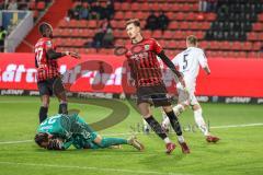 3. Liga; FC Ingolstadt 04 - Hallescher FC; Calvin Brackelmann (17, FCI) kommst zu spät, Torwart Gebhardt Felix (23 Halle) hält, Calvin Brackelmann (17, FCI) Vollert Jannes (5 Halle)