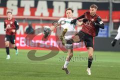 3. Liga; FC Ingolstadt 04 - Erzgebirge Aue; Zweikampf Kampf um den Ball Benjamin Kanuric (8, FCI) Sijaric Omar (11 Aue)