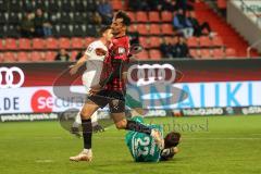 3. Liga; FC Ingolstadt 04 - Hallescher FC; Arian Llugiqi (25, FCI) kommt zu spät, Torwart Gebhardt Felix (23 Halle)