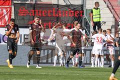 2.BL; FC Ingolstadt 04 - Fortuna Düsseldorf; 0:2 Tor, hängende Köpfe bei Ingolstadt, Düsseldorf feiert hinten, Nassim Boujellab (8, FCI) Nils Roeseler (13, FCI) Peter Kurzweg (16, FCI)