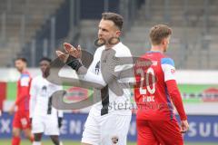 2.BL; 1. FC Heidenheim - FC Ingolstadt 04; Patrick Schmidt (32, FCI) bedankt sich für die Vorlage