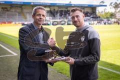 3. Liga; SV Sandhausen - FC Ingolstadt 04; nach dem letzten Saisonspiel überreichte Thino Müller vom Magazin kicker Jannik Mause (7, FCI) die Kanone an den Torschützenkönig der 3. Liga für 18 Tore