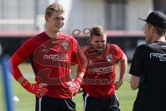 2. Bundesliga - FC Ingolstadt 04 - Trainingsauftakt mit neuem Trainerteam - Torwart Robert Jendrusch (1, FCI) mit Cheftrainer Roberto Pätzold (FCI) Marc Stendera (10, FCI)