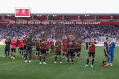 3. Liga; SSV Jahn Regensburg - FC Ingolstadt 04; Unentschieden nach dem Spiel Spieler bedanken sich bei den Fans