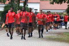 3.Liga - Saison 2023/2024 - Training in Berching - FC Ingolstadt 04 - Die Mannschaft kommt aus dem Hotel zum Sportplatz - Foto: Meyer Jürgen