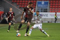 2.BL; FC Ingolstadt 04 - Hannover 96; Stefan Kutschke (30, FCI) Linton Maina (11 Han) Zweikampf Kampf um den Ball