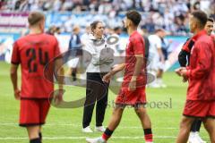 3. Liga; MSV Duisburg - FC Ingolstadt 04; Niederlage, hängende Köpfe 2:1, Spieler bedanken sich bei den mitgereisten Fans, Cheftrainerin Sabrina Wittmann (FCI)
