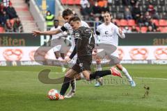 2.BL; FC Ingolstadt 04 - FC ST. Pauli; Dennis Eckert Ayensa (7, FCI) Zweikampf Kampf um den Ball Dzwigala Adam (25 Pauli)