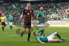 2.BL; SV Werder Bremen - FC Ingolstadt 04; Filip Bilbija (35, FCI) Torschuß kanpp vorbei Marco Friedl (32 Bremen) Milos Veljkovic (13 Bremen)