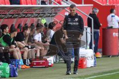3. Liga; FC Ingolstadt 04 - SV Elversberg; ärgert sich Cheftrainer Michael Köllner (FCI) an der Seitenlinie, Spielerbank