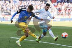 2.BL; FC Ingolstadt 04 - FC Schalke 04; Zweikampf Kampf um den Ball Dennis Eckert Ayensa (7, FCI) Calhanoglu Kerim (42 S04) Schuß