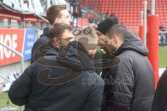 3.Liga - Saison 2022/2023 - FC Ingolstadt 04 -  - FC Freiburg II - Die Mannschaft bei den Fans - Enttäuscht - Spruchband - Choreo - Fans - Banner - Pascal Testroet (Nr.37 - FCI) und Tobias Schröck (Nr.21 - FCI) sprechen mit den Fans - Foto: Meyer Jürgen