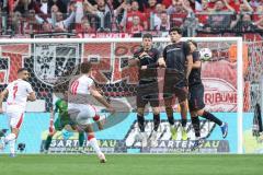 3. Liga; Rot-Weiss Essen - FC Ingolstadt 04; Freistoß Obuz Marvin (10 RWE) hinten Torwart Kai Eisele (25, FCI) Mauer Linus Rosenlöcher (19, FCI) Ognjen Drakulic (30, FCI) Yann Sturm (7, FCI)