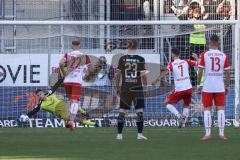 2.BL; FC Ingolstadt 04 - SSV Jahn Regensburg; Tor Elfmeter gegen Torwart Fabijan Buntic (24, FCI) Max Besuschkow (7 SSV) trifft