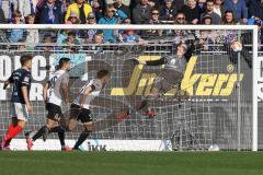 2.BL; Holstein Kiel - FC Ingolstadt 04 - Torwart Robert Jendrusch (1, FCI) blockt Ball