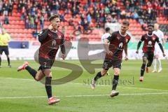 2.BL; FC Ingolstadt 04 - FC ST. Pauli; Tor Jubel Treffer Dennis Eckert Ayensa (7, FCI) mit Hans Nunoo Sarpei (18 FCI) Florian Pick (26 FCI)