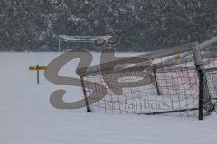 2023_12_1 - - Saison 2023/24 - Schnee auf dem Fussballplatz - SV Zuchering - Platz ist gesperrt - Schild platz ist gesperrt Schnee Tor Spielabsage Schnee - Foto: Meyer Jürgen