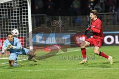 3. Liga; 1. FC Schweinfurt 05 - FC Ingolstadt 04; Torchance verpasst Julian Kügel (29, FCI) Torwart Weisbäcker Maximilian (40 S05)