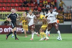 3. Liga; FC Ingolstadt 04 - Alemannia Aachen; Zweikampf Kampf um den Ball Sejdo Durakov (11, FCI) Petros Bagalianis (2 AA) Joseph Ganda (16, FCI)