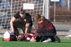 2. Bundesliga Frauen - Saison 2025/26 - FC Ingolstadt 04 Frauen - VFR SW Warbeyen  - Leonie Hein (Nr.17 - FC Ingolstadt Frauen I) verletzt am Boden und muss mit Rettungswagen abtransportiert - Betreuer bei der Spielerin - Foto: Meyer Jürgen