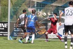Kreisliga - Saison 2024/25- SV Menning - TSV Ober/Unterhaunstadt-  - Manuel Hunner grau Ober/Haunstadt vergibt einen Torchance - Marc Zimmer blau Menning - Foto: Meyer Jürgen