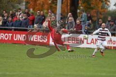Kreisliga - Saison 2025/26- TSV Kösching - SV Kasing - Ömer Sali Moustafa weiss Kasing - Johannes Tannwitz rot Kösching - Foto: Meyer Jürgen