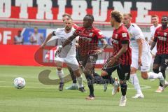 3. Fußball-Liga - Saison 2022/2023 - FC Ingolstadt 04 - SpVgg Bayreuth - Moussa Doumbouya (Nr.27 - FCI) - Jalen Hawkins (Nr.20 - FCI) - Felix Weber (Nr.24 - SpVgg Bayreuth) - Foto: Meyer Jürgen