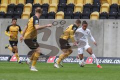 3. Liga - Dynamo Dresden - FC Ingolstadt 04 - rechts Caniggia Ginola Elva (14, FCI) Sohm Pascal (9 Dresden)