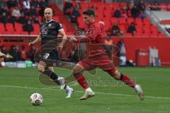 3. Liga - Saison 2025/26 - FC Ingolstadt 04 - Rot-Weiss Essen - Mads Borchers (Nr.9 - FC Ingolstadt 04) - Tobias Graulich (Nr.33 - Rot-Weiss Essen) - Foto: Meyer Jürgen