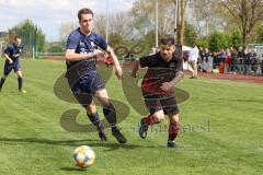 Kreisklasse - Saison 2022/2023 - TSV Etting - SV Stammham - Finn Kocks blau Etting - Tobias Wagner rot Stammham - Foto: Meyer Jürgen