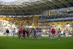 3.Liga - Saison 2022/2023 - Dynamo Dresden - FC Ingolstadt 04 -Die Mannschaft bedankt sich bei den Fans - Foto: Meyer Jürgen