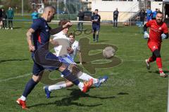 Kreisklasse - SV Hundszell - SV Zuchering - Matthias Weinzierl weiss Hundszell - Stefan Hoffmann blau Zuchering - Ioannis Laios Torwart Zuchering - Foto:Jürgen Meyer