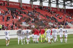Spiel ist aus, die Mannschaft bedankt sich bei den 1500 Fans die ins Stadion durften; FC Ingolstadt 04 - SpVgg Greuther Fürth; 2.BL; Testspiel