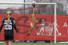 2. Bundesliga Frauen - Saison 2025/26 - FC Ingolstadt 04 Frauen - SG Andernach - Torwart Anna-Lena Daum (Nr.22 - FC Ingolstadt Frauen I) wehrt einen Ball sicher über die Latte ab - XXXXX - Foto: Meyer Jürgen