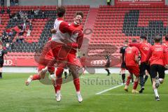 Im Bild: Valentin Hoti (#6 FCI B-Junioren) verwandelt den Strafstoß und die Ersatzspieler rennen auf den Platz

Fussball - B-Junioren - Relegation 2021  - FC Ingolstadt 04 - SSV Jahn Regensburg -  Foto: Ralf Lüger/rsp-sport.de