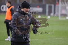 3. Liga; FC Ingolstadt 04 - Neuer Trainer Cheftrainer Guerino Capretti (FCI), erstes Training schaut auf die Uhr