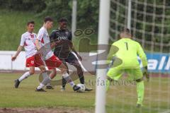 Relegation 2 - U17 - SSV Jahn Regensburg - FC Ingolstadt 04 - Michael Udebuluzor (25 FCI) Angriff, Niklas Heiniger (4 SSV) und Torwart Milan Herczig (1 SSV)