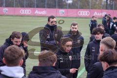 A-Junioren - Bundesliga Süd Fc Ingolstadt 04 - SC Freiburg -  Cheftrainer Wittmann Sabrina (FC Ingolstadt A-Jugend) spricht zu ihren Spielern nach dem Spiel - - Das Spiel ist aus - Foto: Meyer Jürgen