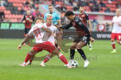3. Liga; FC Ingolstadt 04 - Rot-Weiss Essen; Zweikampf Kampf um den Ball Nishan Velupilay (28 FCI) Hofmann Jannik (37 RWE) Sietan Janne (22 RWE)