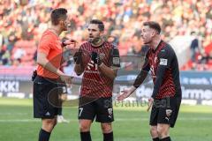 3. Liga; FC Ingolstadt 04 - 
SV Sandhausen; Pascal Testroet (37, FCI) und Jannik Mause (7, FCI) beschweren sich beim Schiedsrichter