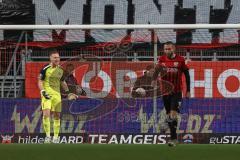 3. Liga; FC Ingolstadt 04 - Erzgebirge Aue; Torwart Marius Funk (1, FCI) beschwert sich nach dem Gegentor, Rico Preißinger (6, FCI)