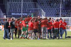 Relegation 2 - VfL Osnabrück - FC Ingolstadt 04 - Spiel ist aus, FCI steigt auf in die 2. Liga, Jubel Party, Spieler bilden eine Kreis und tanzen