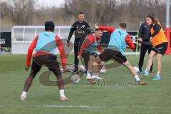 3.Liga - Saison 2022/2023 - FC Ingolstadt 04 -  - Cheftrainer Michael Köllner (FCI) beim ersten Training - Cheftrainer Michael Köllner (FCI) sieht bei den Übungen zu  - Foto: Meyer Jürgen