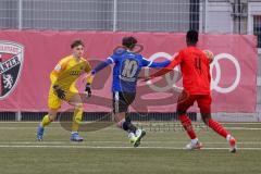 A - Junioren Bundesliga Süd/Südwest -  Saison 2021/2022 - FC Ingolstadt 04 - 1. FC Saarbrücken - Bock Julian Torwart (#33 FCI) rettet mit einem Kopfball vor  Wachal Tim #10 Saarbrücken -  - Nduka Donald (#4 FCI) - Foto: Meyer Jürgen