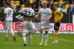 3.Liga - Saison 2022/2023 - Dynamo Dresden - FC Ingolstadt 04 - Abklatschen zwischen Pascal Testroet (Nr.37 - FCI) und Tobias Bech (Nr.11 - FCI) - Foto: Meyer Jürgen