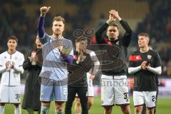 3. Liga; Dynamo Dresden - FC Ingolstadt 04; Unentschieden Remis 2:2, Spieler bedanken sich bei den Fans Torwart Boevink Pelle (26 FCI) Pascal Testroet (37, FCI)