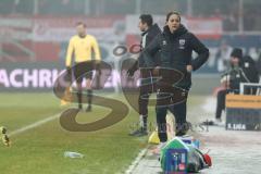 3. Liga; SSV Jahn Regensburg - FC Ingolstadt 04; an der Seitenlinie, Spielerbank Cheftrainerin Sabrina Wittmann (FCI)