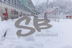 2023_12_2 - - Saison 2023/24 - Schnee auf dem Fussballplatz - ASP — Audi Sport Park -  XXXXX - XXXXX - Schild platz ist gesperrt Schnee Spielabsage Foto: Meyer Jürgen